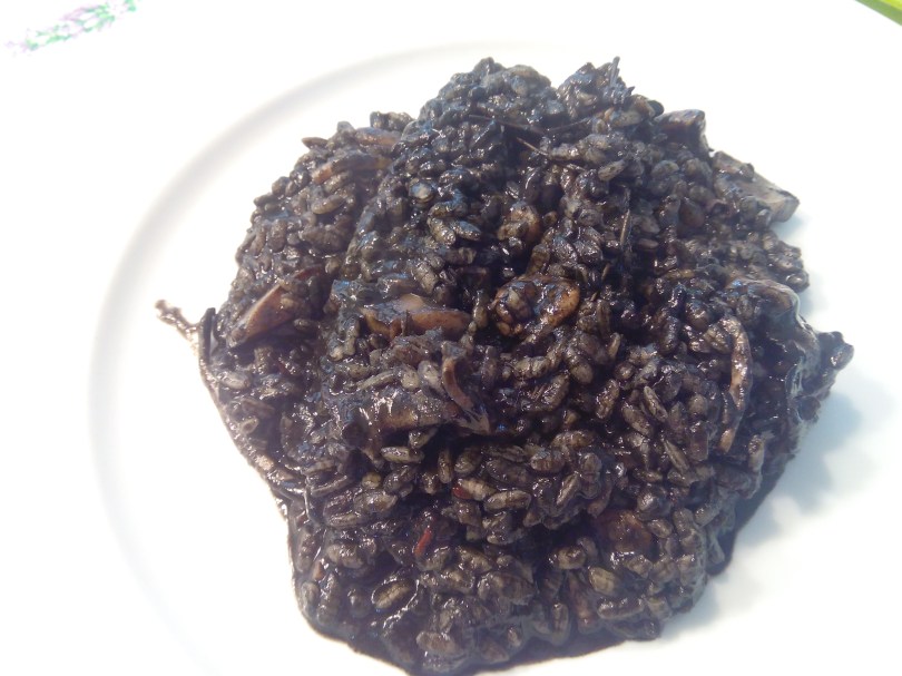 Arroz negro con sepias frescas