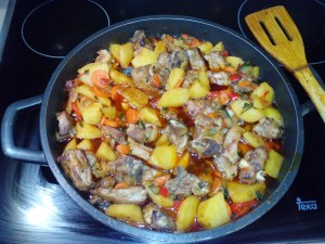 Cazuela de cordero estofado con patatas