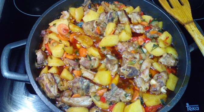 Cazuela de cordero estofado con patatas