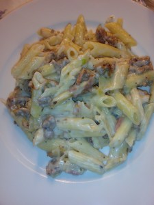 Macarrones con butifarra y salsa blanca