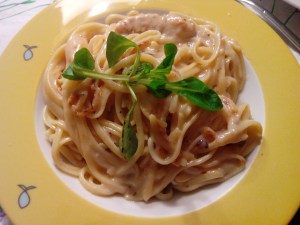 Tallarines con pavo, semillas y bechamel