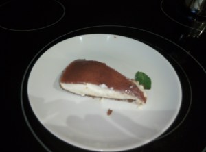 Pastel frio de galleta y yogurt con mermelada de fresa