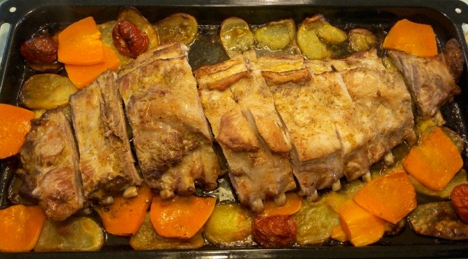 Costilla de cerdo al horno con boniatos, patatas y tomates