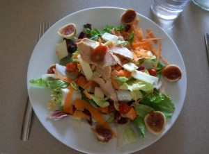 ensalada variada de higos y foie