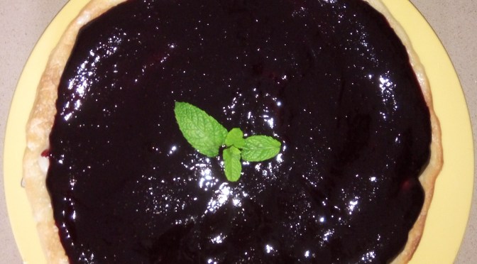 Pastel de hojaldre con crema pastelera y mermelada de moras